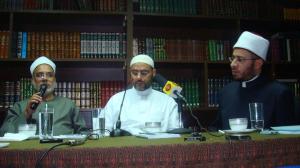 من اليمين: الشيخ المحدث العلامة أسامة السيد الأزهري - العلامة المتكلم سعير فودة - الشيخ المتكلم جمال فاروق.جميعهم يتقن الفلسفات المعاصرة و العلوم العقيدة و علي فهم متزن للواقع الحالي. أري الإلتفاف حولهم ضرورة.